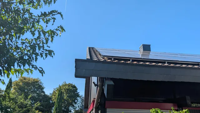 Fertig montierte Photovoltaikmodule bis an den First des Satteldachs