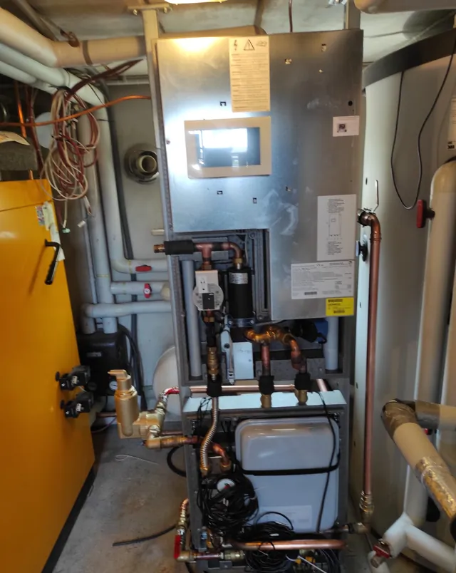Wärmepumpen-Innengerät neben dem vorhandenen Kessel in den Bestand eingebunden